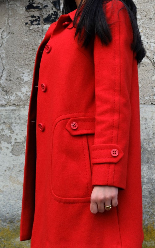 Look de milf en vintage: Une histoire de manteau rouge